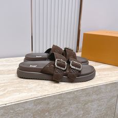 男款Louis vuitt..ss26 new arrival~夏季拖鞋全真皮经典皮带扣LV标志,简约又 男款Louis vuitt..ss26 new arrival~夏季拖鞋全真皮经典皮带扣LV标志,简约又