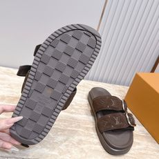男款Louis vuitt..ss26 new arrival~夏季拖鞋全真皮经典皮带扣LV标志,简约又 男款Louis vuitt..ss26 new arrival~夏季拖鞋全真皮经典皮带扣LV标志,简约又