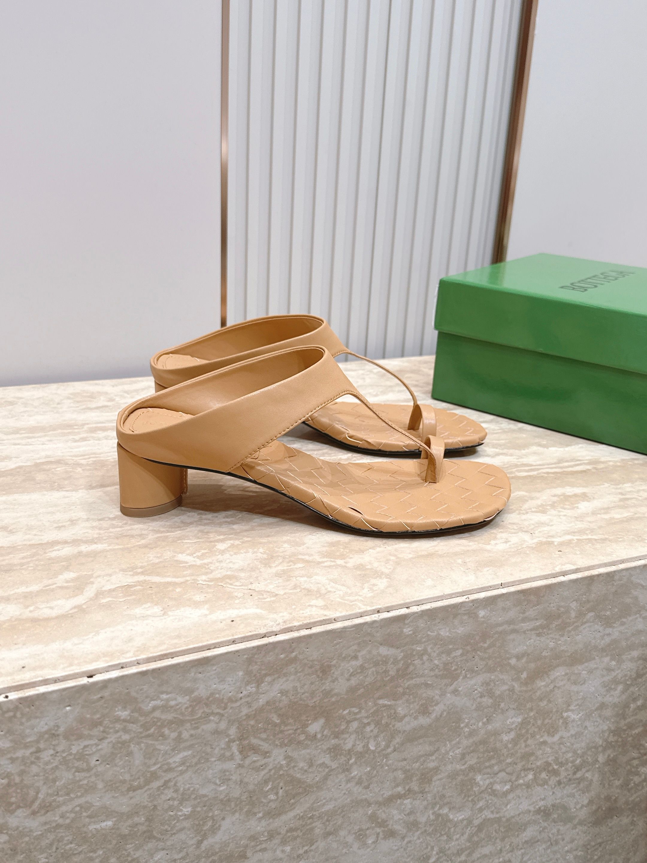 BV 26vs春夏最新凉鞋爆款系列……【圆头编织夹趾凉鞋】  冻果控们有啦福，小红巨书网多红星明上身！脚