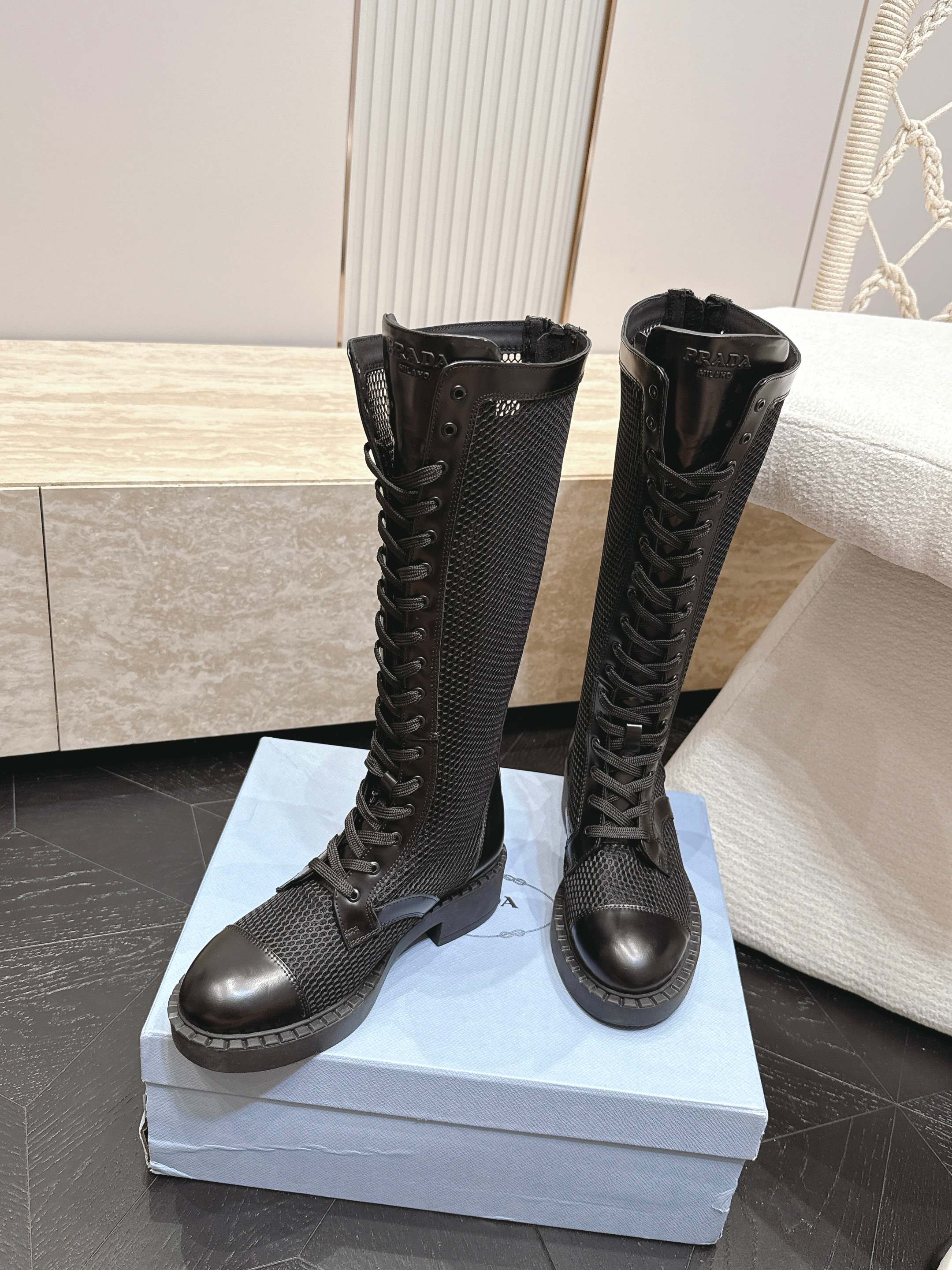 高筒款 PRADA 普拉达 2026vs早秋新款靴子系列……【圆头网拼厚底高靴】✔️新款上架⚠️这款厚底