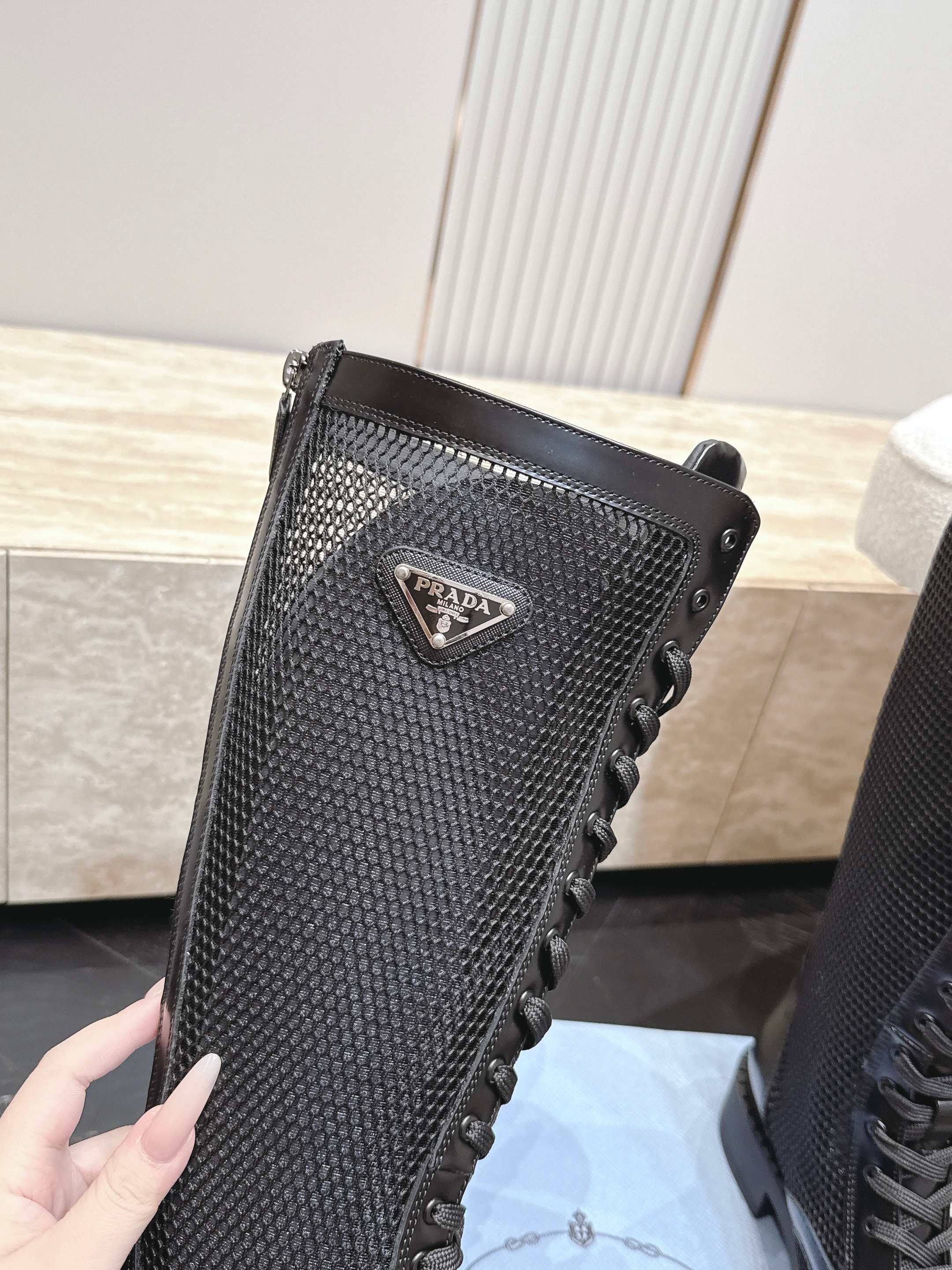 高筒款 PRADA 普拉达 2026vs早秋新款靴子系列……【圆头网拼厚底高靴】✔️新款上架⚠️这款厚底