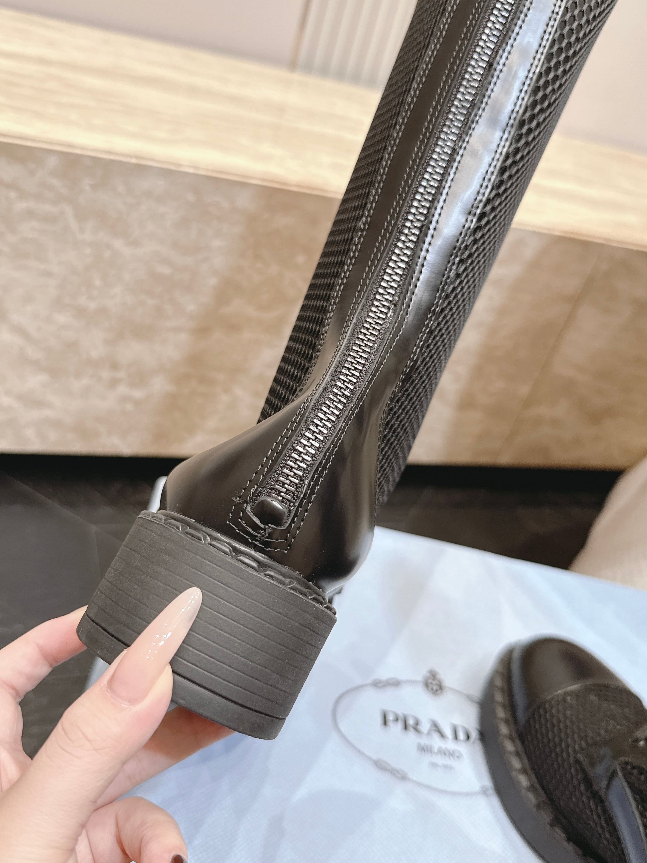 高筒款 PRADA 普拉达 2026vs早秋新款靴子系列……【圆头网拼厚底高靴】✔️新款上架⚠️这款厚底