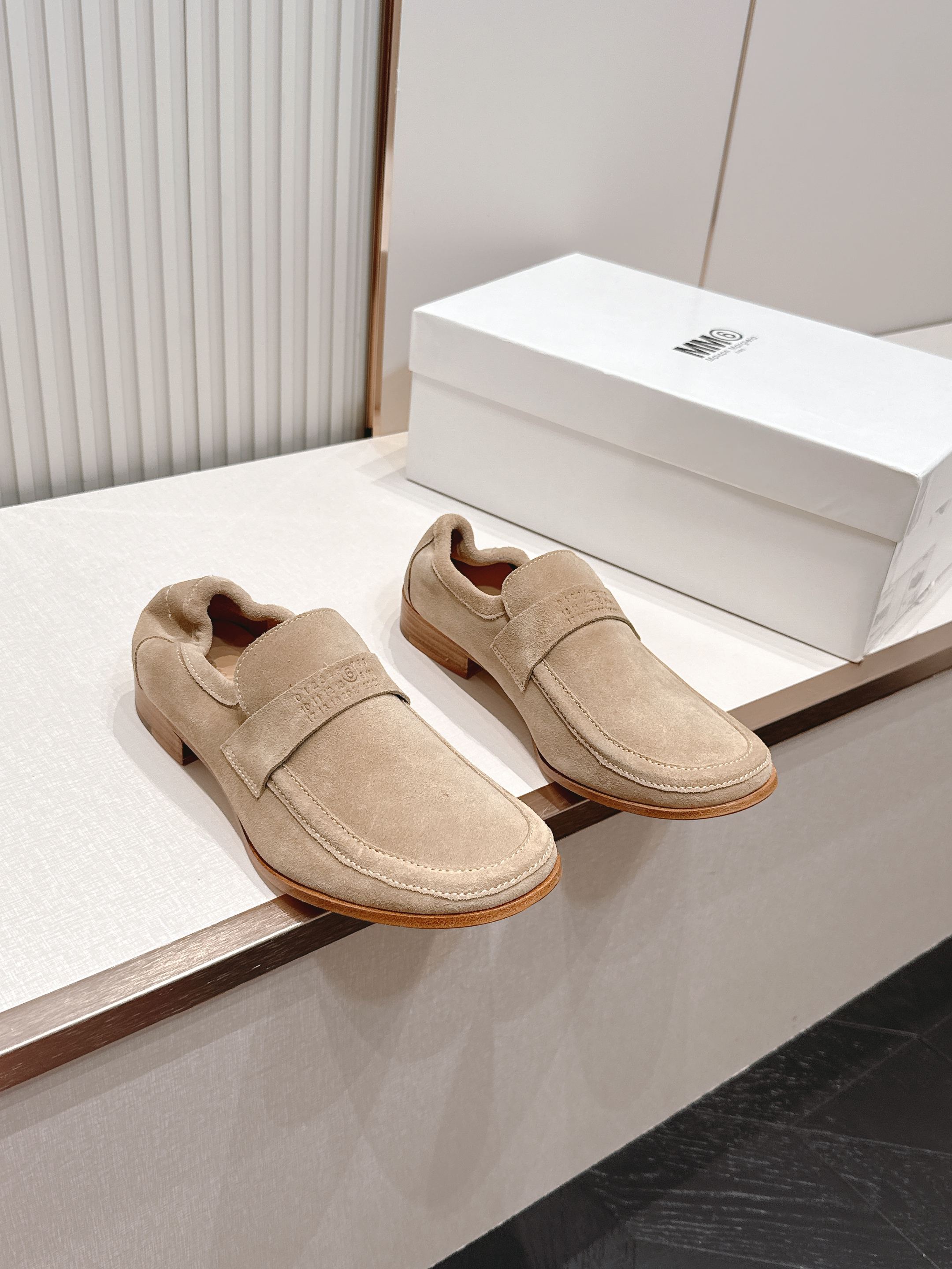 NO:903189,Maison Margiela mm6 new spring and summer Loaf shoes series... [Round-toe wrinkled Loaf shoes] The original version provides one-to-one comfort, better wrapping, full personality, and easy to match with various styles of clothes... Fabric: Original customized cowhide Lining: Original customized cowhide Foot pads: Original customized cowhide Outsole: Original customized leather combination sole Heel height: 2.5cm Size:  35-39 (40. Customization is non-refundable) Packaging: Original full set of packaging Color: Official website updated simultaneously, loafers, masion margiela, masion margiela, loafers, cowhide19860909Maison Margiela马吉拉 mm6 春夏新款乐福单鞋系列……【圆头拉皱乐福单鞋】 原版一比一打造舒适度,包裹性都比较好,个性十足,很好驾驭各种风格衣服搭配…… 面料: 原版定制牛猄 内里: 原版定制牛皮 垫脚: 原版定制牛皮 大底: 原版定制真皮组合底 跟高: 2.5cm 码数: 35-39（40.定制不退换） 包装:原版全套包装 颜色:官网同步更新,乐福鞋,masion margiela,masion margiela,loafers,cowhide,Women's Shoes
