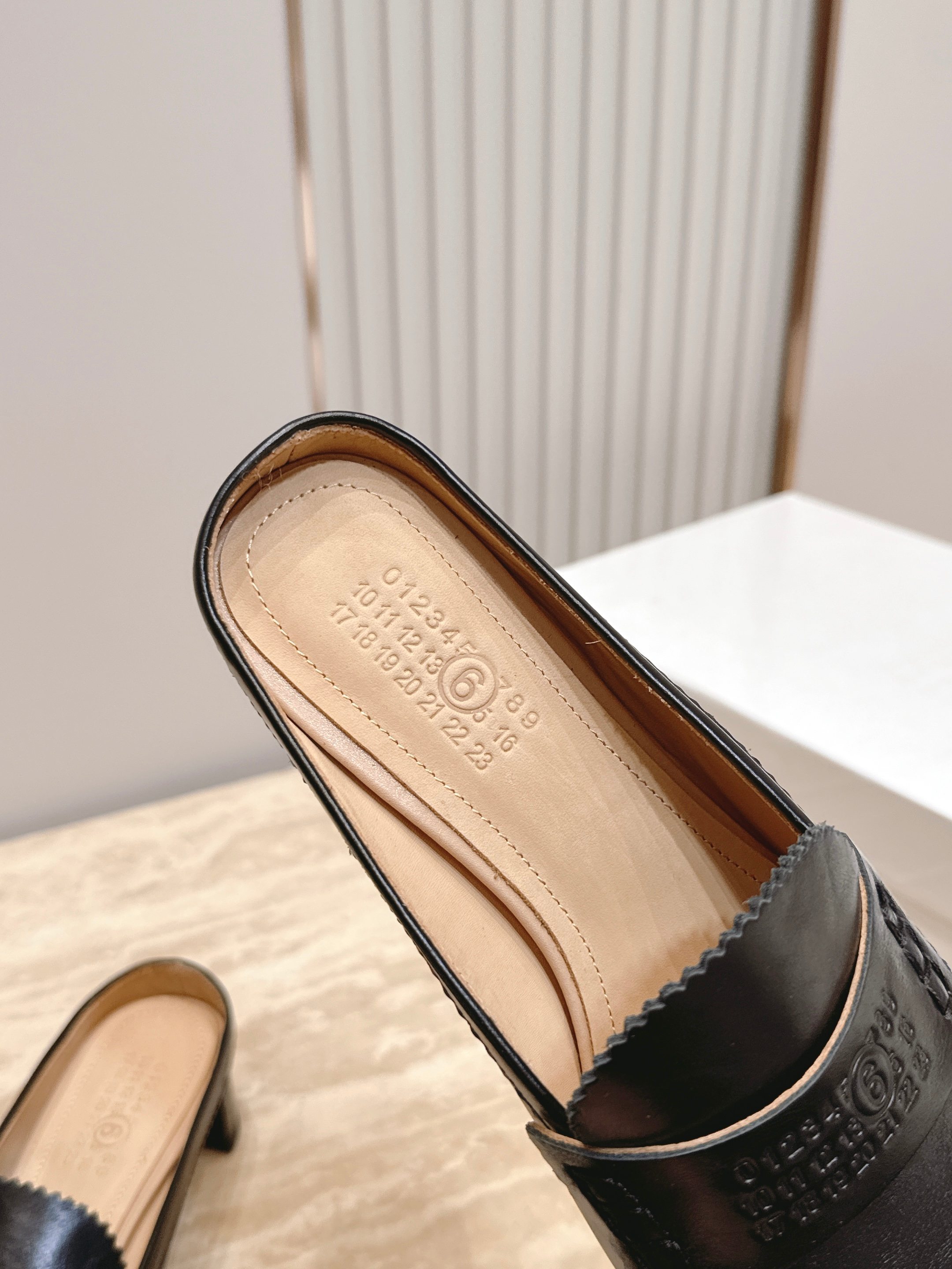 Maison Margiela mm6 马吉拉26vs早秋新款时装单鞋系列……【圆头乐福半拖单鞋】原版一