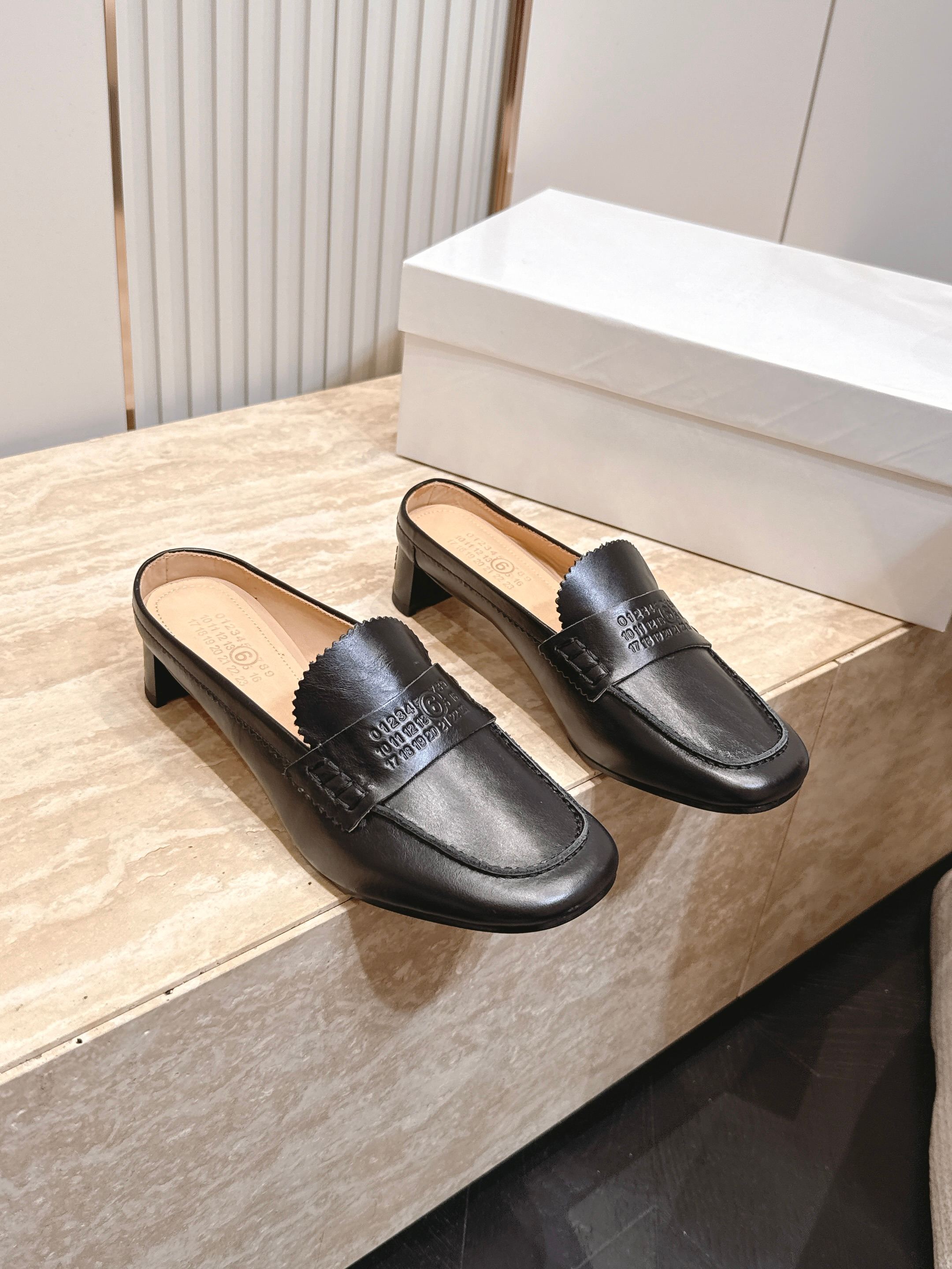 NO:903182,Maison Margiela mm6 Margiela 26vs early autumn new fashion shoes series... [Round-toe Loaf half-slip shoes] The original version provides one-to-one comfort, better wrapping, full personality, and easy to match with various styles of clothes... Fabric: Original custom cowhide Lining: Original custom cowhide Foot pads: Original custom cowhide Outsole: Original custom leather sole Heel height: 3.5cm Size:  35-39 (40.41. Customization is non-refundable) Packaging: Original full set of packaging Color: Official website updated simultaneously, semi-trailer, masion margiela, masion margiela, loafers, cowhide19860909Maison Margiela mm6 马吉拉26vs早秋新款时装单鞋系列……【圆头乐福半拖单鞋】 原版一比一打造舒适度,包裹性都比较好,个性十足,很好驾驭各种风格衣服搭配…… 面料: 原版定制牛皮 内里: 原版定制牛皮 垫脚: 原版定制牛皮 大底: 原版定制真皮底 跟高: 3.5cm 码数: 35-39（40.41.定制不退换） 包装:原版全套包装 颜色:官网同步更新,半拖,masion margiela,masion margiela,loafers,cowhide,Women's Shoes