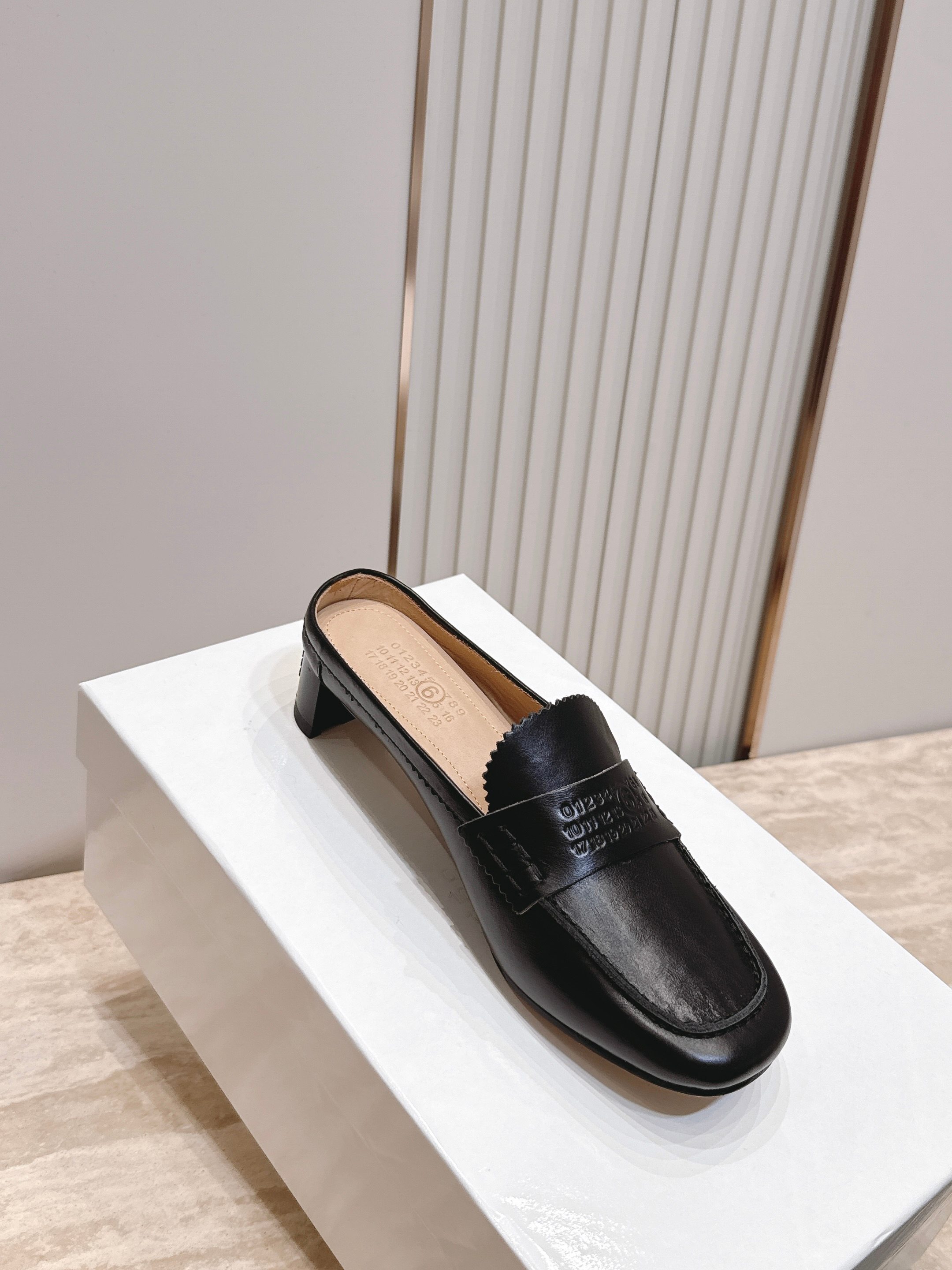 Maison Margiela mm6 马吉拉26vs早秋新款时装单鞋系列……【圆头乐福半拖单鞋】原版一
