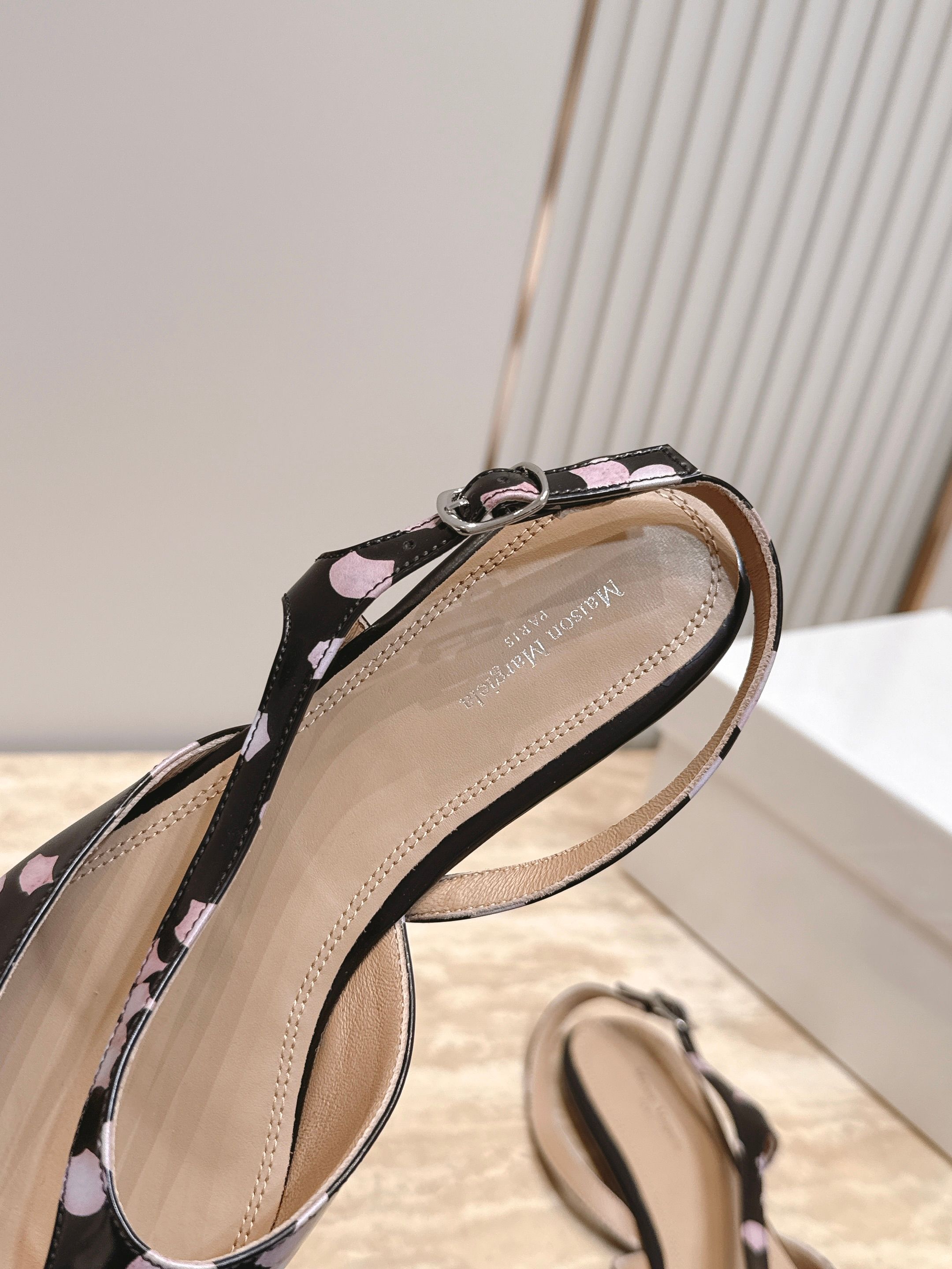 Maison Margiela mm6马吉拉26vs早秋新款时装单鞋系列……【分趾涂鸦单鞋凉鞋】原版一比