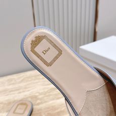 Dior 迪奥 方头蝴蝶结 平底凉拖把法式温柔踩在脚下,细腻柔滑缎面自带柔光滤镜,小巧蝴蝶结缀于鞋头,低 Dior 迪奥 方头蝴蝶结 平底凉拖把法式温柔踩在脚下,细腻柔滑缎面自带柔光滤镜,小巧蝴蝶结缀于鞋头,低