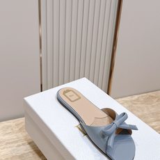 Dior 迪奥 方头蝴蝶结 平底凉拖把法式温柔踩在脚下,细腻柔滑缎面自带柔光滤镜,小巧蝴蝶结缀于鞋头,低 Dior 迪奥 方头蝴蝶结 平底凉拖把法式温柔踩在脚下,细腻柔滑缎面自带柔光滤镜,小巧蝴蝶结缀于鞋头,低