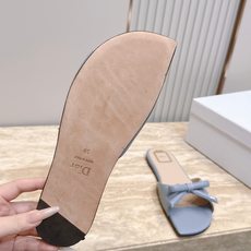 Dior 迪奥 方头蝴蝶结 平底凉拖把法式温柔踩在脚下,细腻柔滑缎面自带柔光滤镜,小巧蝴蝶结缀于鞋头,低 Dior 迪奥 方头蝴蝶结 平底凉拖把法式温柔踩在脚下,细腻柔滑缎面自带柔光滤镜,小巧蝴蝶结缀于鞋头,低