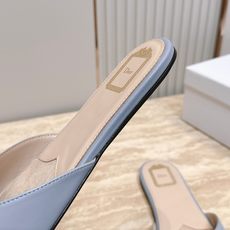 Dior 迪奥 方头蝴蝶结 平底凉拖把法式温柔踩在脚下,细腻柔滑缎面自带柔光滤镜,小巧蝴蝶结缀于鞋头,低 Dior 迪奥 方头蝴蝶结 平底凉拖把法式温柔踩在脚下,细腻柔滑缎面自带柔光滤镜,小巧蝴蝶结缀于鞋头,低