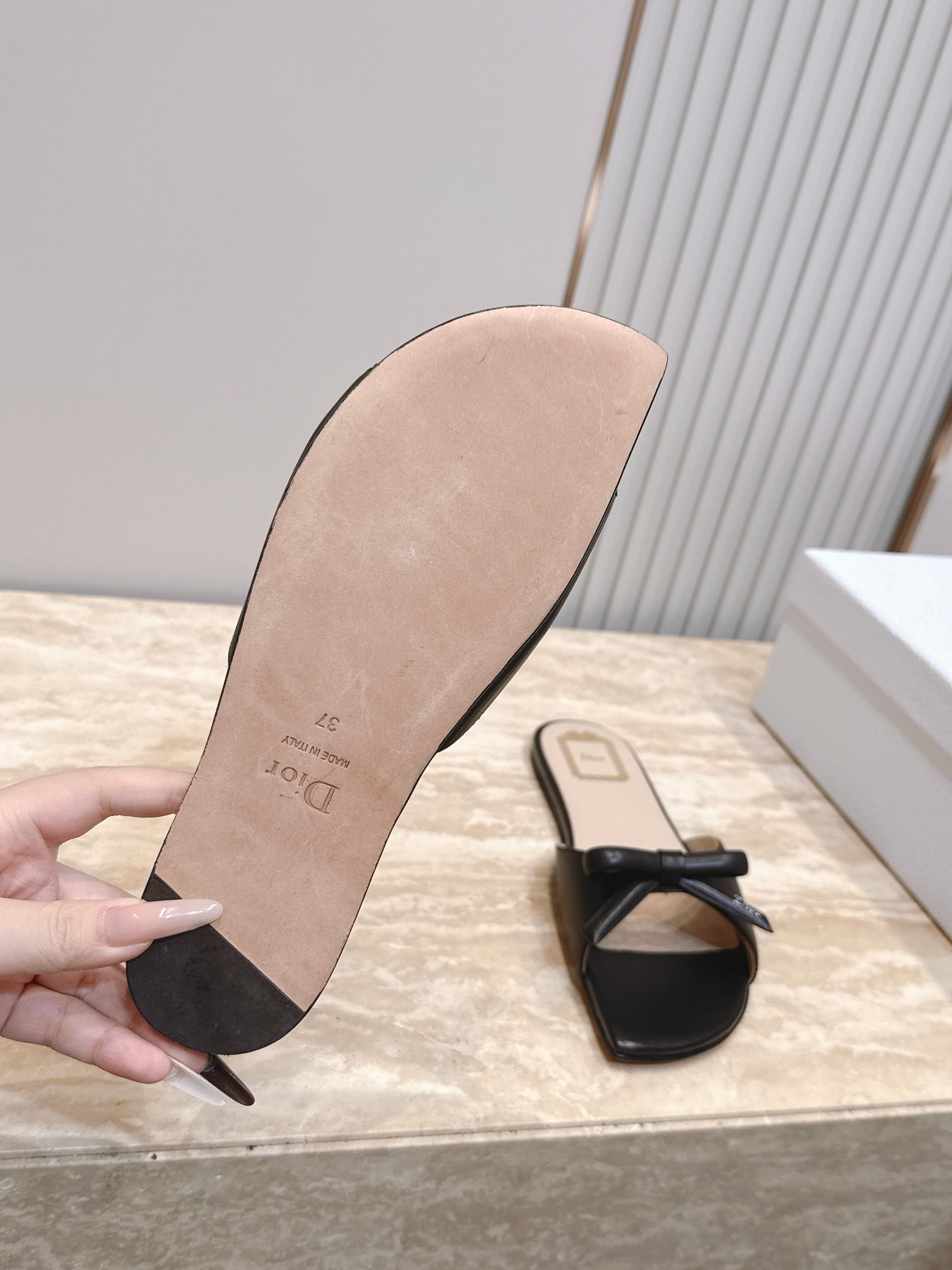 Dior 迪奥 方头蝴蝶结 平底凉拖把法式温柔踩在脚下，细腻柔滑缎面自带柔光滤镜，小巧蝴蝶结缀于鞋头，低