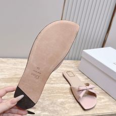 Dior 迪奥 方头蝴蝶结 平底凉拖把法式温柔踩在脚下,细腻柔滑缎面自带柔光滤镜,小巧蝴蝶结缀于鞋头,低 Dior 迪奥 方头蝴蝶结 平底凉拖把法式温柔踩在脚下,细腻柔滑缎面自带柔光滤镜,小巧蝴蝶结缀于鞋头,低