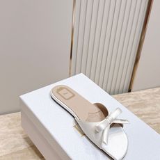 Dior 迪奥 方头蝴蝶结 平底凉拖把法式温柔踩在脚下,细腻柔滑缎面自带柔光滤镜,小巧蝴蝶结缀于鞋头,低 Dior 迪奥 方头蝴蝶结 平底凉拖把法式温柔踩在脚下,细腻柔滑缎面自带柔光滤镜,小巧蝴蝶结缀于鞋头,低