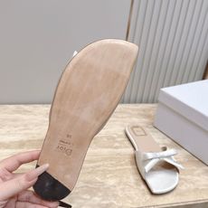 Dior 迪奥 方头蝴蝶结 平底凉拖把法式温柔踩在脚下,细腻柔滑缎面自带柔光滤镜,小巧蝴蝶结缀于鞋头,低 Dior 迪奥 方头蝴蝶结 平底凉拖把法式温柔踩在脚下,细腻柔滑缎面自带柔光滤镜,小巧蝴蝶结缀于鞋头,低