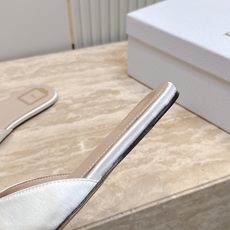 Dior 迪奥 方头蝴蝶结 平底凉拖把法式温柔踩在脚下,细腻柔滑缎面自带柔光滤镜,小巧蝴蝶结缀于鞋头,低 Dior 迪奥 方头蝴蝶结 平底凉拖把法式温柔踩在脚下,细腻柔滑缎面自带柔光滤镜,小巧蝴蝶结缀于鞋头,低