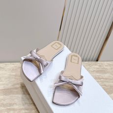 Dior 迪奥 方头蝴蝶结 平底凉拖把法式温柔踩在脚下,细腻柔滑缎面自带柔光滤镜,小巧蝴蝶结缀于鞋头,低 Dior 迪奥 方头蝴蝶结 平底凉拖把法式温柔踩在脚下,细腻柔滑缎面自带柔光滤镜,小巧蝴蝶结缀于鞋头,低