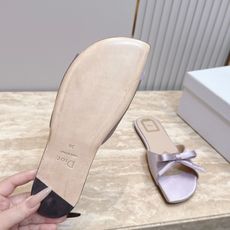 Dior 迪奥 方头蝴蝶结 平底凉拖把法式温柔踩在脚下,细腻柔滑缎面自带柔光滤镜,小巧蝴蝶结缀于鞋头,低 Dior 迪奥 方头蝴蝶结 平底凉拖把法式温柔踩在脚下,细腻柔滑缎面自带柔光滤镜,小巧蝴蝶结缀于鞋头,低