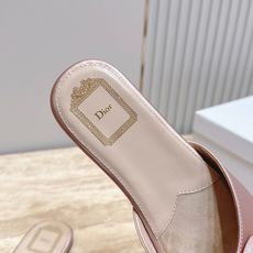 Dior 迪奥 方头蝴蝶结 平底凉拖把法式温柔踩在脚下,细腻柔滑缎面自带柔光滤镜,小巧蝴蝶结缀于鞋头,低 Dior 迪奥 方头蝴蝶结 平底凉拖把法式温柔踩在脚下,细腻柔滑缎面自带柔光滤镜,小巧蝴蝶结缀于鞋头,低