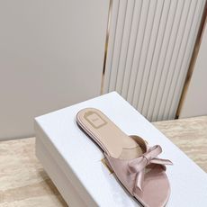 Dior 迪奥 方头蝴蝶结 平底凉拖把法式温柔踩在脚下,细腻柔滑缎面自带柔光滤镜,小巧蝴蝶结缀于鞋头,低 Dior 迪奥 方头蝴蝶结 平底凉拖把法式温柔踩在脚下,细腻柔滑缎面自带柔光滤镜,小巧蝴蝶结缀于鞋头,低