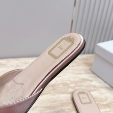 Dior 迪奥 方头蝴蝶结 平底凉拖把法式温柔踩在脚下,细腻柔滑缎面自带柔光滤镜,小巧蝴蝶结缀于鞋头,低 Dior 迪奥 方头蝴蝶结 平底凉拖把法式温柔踩在脚下,细腻柔滑缎面自带柔光滤镜,小巧蝴蝶结缀于鞋头,低