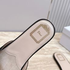 Dior 迪奥 方头蝴蝶结 平底凉拖把法式温柔踩在脚下,细腻柔滑缎面自带柔光滤镜,小巧蝴蝶结缀于鞋头,低 Dior 迪奥 方头蝴蝶结 平底凉拖把法式温柔踩在脚下,细腻柔滑缎面自带柔光滤镜,小巧蝴蝶结缀于鞋头,低