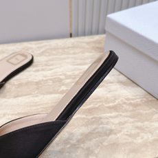 Dior 迪奥 方头蝴蝶结 平底凉拖把法式温柔踩在脚下,细腻柔滑缎面自带柔光滤镜,小巧蝴蝶结缀于鞋头,低 Dior 迪奥 方头蝴蝶结 平底凉拖把法式温柔踩在脚下,细腻柔滑缎面自带柔光滤镜,小巧蝴蝶结缀于鞋头,低