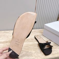 Dior 迪奥 方头蝴蝶结 平底凉拖把法式温柔踩在脚下,细腻柔滑缎面自带柔光滤镜,小巧蝴蝶结缀于鞋头,低 Dior 迪奥 方头蝴蝶结 平底凉拖把法式温柔踩在脚下,细腻柔滑缎面自带柔光滤镜,小巧蝴蝶结缀于鞋头,低