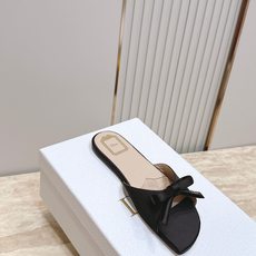 Dior 迪奥 方头蝴蝶结 平底凉拖把法式温柔踩在脚下,细腻柔滑缎面自带柔光滤镜,小巧蝴蝶结缀于鞋头,低 Dior 迪奥 方头蝴蝶结 平底凉拖把法式温柔踩在脚下,细腻柔滑缎面自带柔光滤镜,小巧蝴蝶结缀于鞋头,低