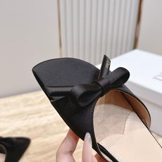 Dior 迪奥 方头蝴蝶结 平底凉拖把法式温柔踩在脚下,细腻柔滑缎面自带柔光滤镜,小巧蝴蝶结缀于鞋头,低 Dior 迪奥 方头蝴蝶结 平底凉拖把法式温柔踩在脚下,细腻柔滑缎面自带柔光滤镜,小巧蝴蝶结缀于鞋头,低