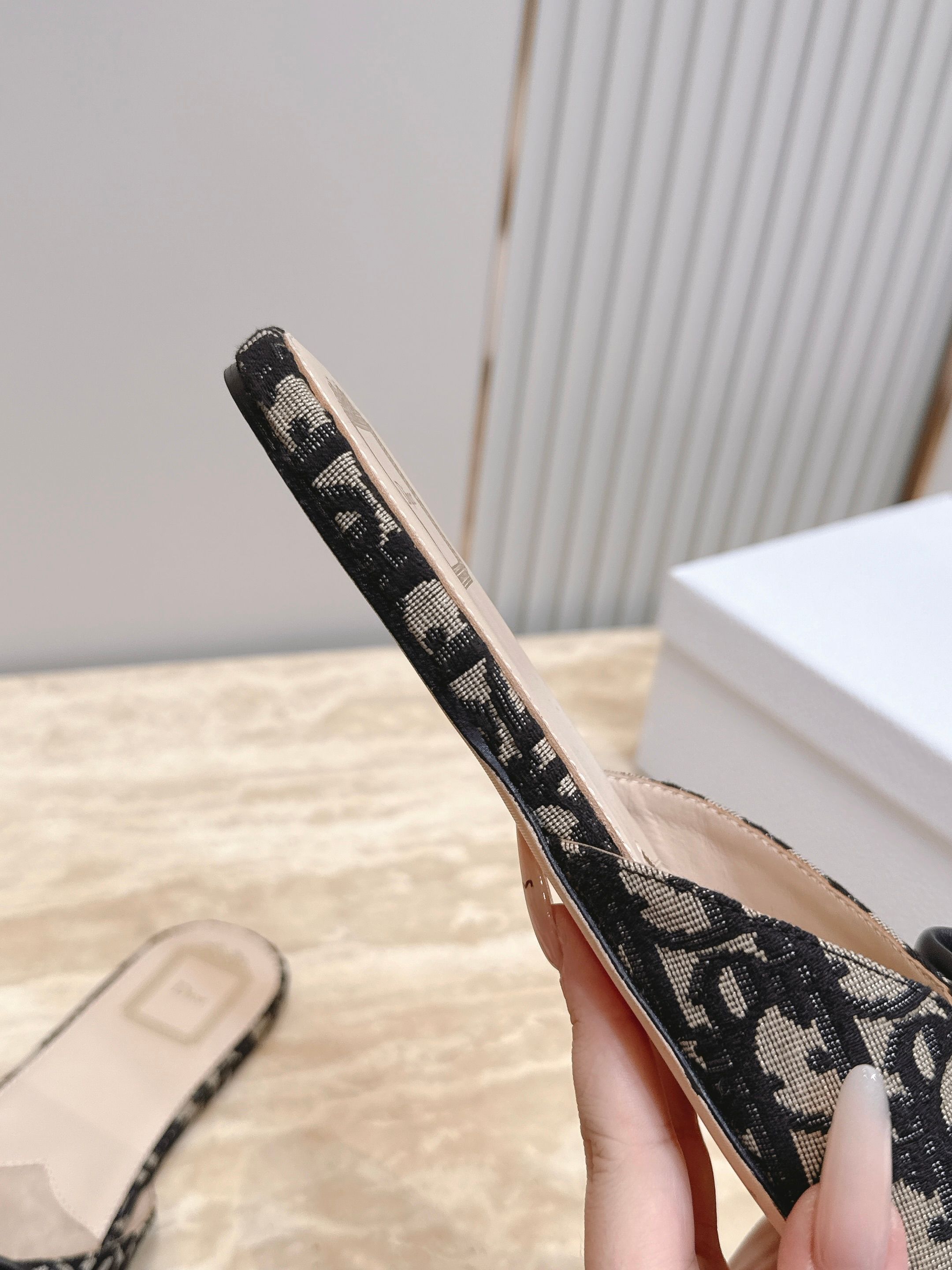 Dior 迪奥 方头蝴蝶结 平底凉拖把法式温柔踩在脚下，细腻柔滑缎面自带柔光滤镜，小巧蝴蝶结缀于鞋头，低