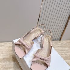 Dior 迪奥 方头蝴蝶结 高跟凉鞋把法式温柔踩在脚下,细腻柔滑缎面自带柔光滤镜,小巧蝴蝶结缀于鞋头,低 Dior 迪奥 方头蝴蝶结 高跟凉鞋把法式温柔踩在脚下,细腻柔滑缎面自带柔光滤镜,小巧蝴蝶结缀于鞋头,低