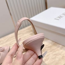 Dior 迪奥 方头蝴蝶结 高跟凉鞋把法式温柔踩在脚下,细腻柔滑缎面自带柔光滤镜,小巧蝴蝶结缀于鞋头,低 Dior 迪奥 方头蝴蝶结 高跟凉鞋把法式温柔踩在脚下,细腻柔滑缎面自带柔光滤镜,小巧蝴蝶结缀于鞋头,低