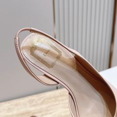 Dior 迪奥 方头蝴蝶结 高跟凉鞋把法式温柔踩在脚下,细腻柔滑缎面自带柔光滤镜,小巧蝴蝶结缀于鞋头,低 Dior 迪奥 方头蝴蝶结 高跟凉鞋把法式温柔踩在脚下,细腻柔滑缎面自带柔光滤镜,小巧蝴蝶结缀于鞋头,低