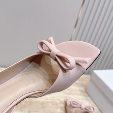 Dior 迪奥 方头蝴蝶结 高跟凉鞋把法式温柔踩在脚下,细腻柔滑缎面自带柔光滤镜,小巧蝴蝶结缀于鞋头,低 Dior 迪奥 方头蝴蝶结 高跟凉鞋把法式温柔踩在脚下,细腻柔滑缎面自带柔光滤镜,小巧蝴蝶结缀于鞋头,低