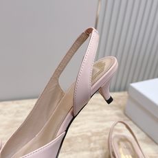 Dior 迪奥 方头蝴蝶结 高跟凉鞋把法式温柔踩在脚下,细腻柔滑缎面自带柔光滤镜,小巧蝴蝶结缀于鞋头,低 Dior 迪奥 方头蝴蝶结 高跟凉鞋把法式温柔踩在脚下,细腻柔滑缎面自带柔光滤镜,小巧蝴蝶结缀于鞋头,低