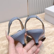Dior 迪奥 方头蝴蝶结 高跟凉鞋把法式温柔踩在脚下,细腻柔滑缎面自带柔光滤镜,小巧蝴蝶结缀于鞋头,低 Dior 迪奥 方头蝴蝶结 高跟凉鞋把法式温柔踩在脚下,细腻柔滑缎面自带柔光滤镜,小巧蝴蝶结缀于鞋头,低