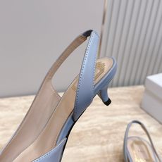 Dior 迪奥 方头蝴蝶结 高跟凉鞋把法式温柔踩在脚下,细腻柔滑缎面自带柔光滤镜,小巧蝴蝶结缀于鞋头,低 Dior 迪奥 方头蝴蝶结 高跟凉鞋把法式温柔踩在脚下,细腻柔滑缎面自带柔光滤镜,小巧蝴蝶结缀于鞋头,低
