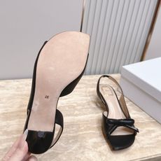 Dior 迪奥 方头蝴蝶结 高跟凉鞋把法式温柔踩在脚下,细腻柔滑缎面自带柔光滤镜,小巧蝴蝶结缀于鞋头,低 Dior 迪奥 方头蝴蝶结 高跟凉鞋把法式温柔踩在脚下,细腻柔滑缎面自带柔光滤镜,小巧蝴蝶结缀于鞋头,低