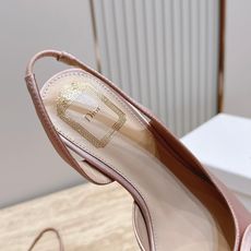 Dior 迪奥 方头蝴蝶结 高跟凉鞋把法式温柔踩在脚下,细腻柔滑缎面自带柔光滤镜,小巧蝴蝶结缀于鞋头,低 Dior 迪奥 方头蝴蝶结 高跟凉鞋把法式温柔踩在脚下,细腻柔滑缎面自带柔光滤镜,小巧蝴蝶结缀于鞋头,低