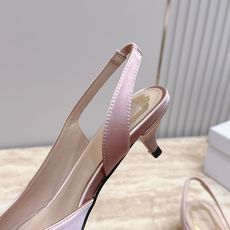 Dior 迪奥 方头蝴蝶结 高跟凉鞋把法式温柔踩在脚下,细腻柔滑缎面自带柔光滤镜,小巧蝴蝶结缀于鞋头,低 Dior 迪奥 方头蝴蝶结 高跟凉鞋把法式温柔踩在脚下,细腻柔滑缎面自带柔光滤镜,小巧蝴蝶结缀于鞋头,低