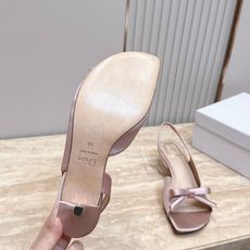 Dior 迪奥 方头蝴蝶结 高跟凉鞋把法式温柔踩在脚下,细腻柔滑缎面自带柔光滤镜,小巧蝴蝶结缀于鞋头,低 Dior 迪奥 方头蝴蝶结 高跟凉鞋把法式温柔踩在脚下,细腻柔滑缎面自带柔光滤镜,小巧蝴蝶结缀于鞋头,低