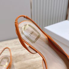 Dior 迪奥 方头蝴蝶结 高跟凉鞋把法式温柔踩在脚下,细腻柔滑缎面自带柔光滤镜,小巧蝴蝶结缀于鞋头,低 Dior 迪奥 方头蝴蝶结 高跟凉鞋把法式温柔踩在脚下,细腻柔滑缎面自带柔光滤镜,小巧蝴蝶结缀于鞋头,低