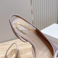 Dior 迪奥 方头蝴蝶结 高跟凉鞋把法式温柔踩在脚下,细腻柔滑缎面自带柔光滤镜,小巧蝴蝶结缀于鞋头,低 Dior 迪奥 方头蝴蝶结 高跟凉鞋把法式温柔踩在脚下,细腻柔滑缎面自带柔光滤镜,小巧蝴蝶结缀于鞋头,低