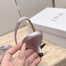 Dior 迪奥 方头蝴蝶结 高跟凉鞋把法式温柔踩在脚下,细腻柔滑缎面自带柔光滤镜,小巧蝴蝶结缀于鞋头,低 Dior 迪奥 方头蝴蝶结 高跟凉鞋把法式温柔踩在脚下,细腻柔滑缎面自带柔光滤镜,小巧蝴蝶结缀于鞋头,低