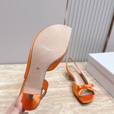 Dior 迪奥 方头蝴蝶结 高跟凉鞋把法式温柔踩在脚下,细腻柔滑缎面自带柔光滤镜,小巧蝴蝶结缀于鞋头,低 Dior 迪奥 方头蝴蝶结 高跟凉鞋把法式温柔踩在脚下,细腻柔滑缎面自带柔光滤镜,小巧蝴蝶结缀于鞋头,低