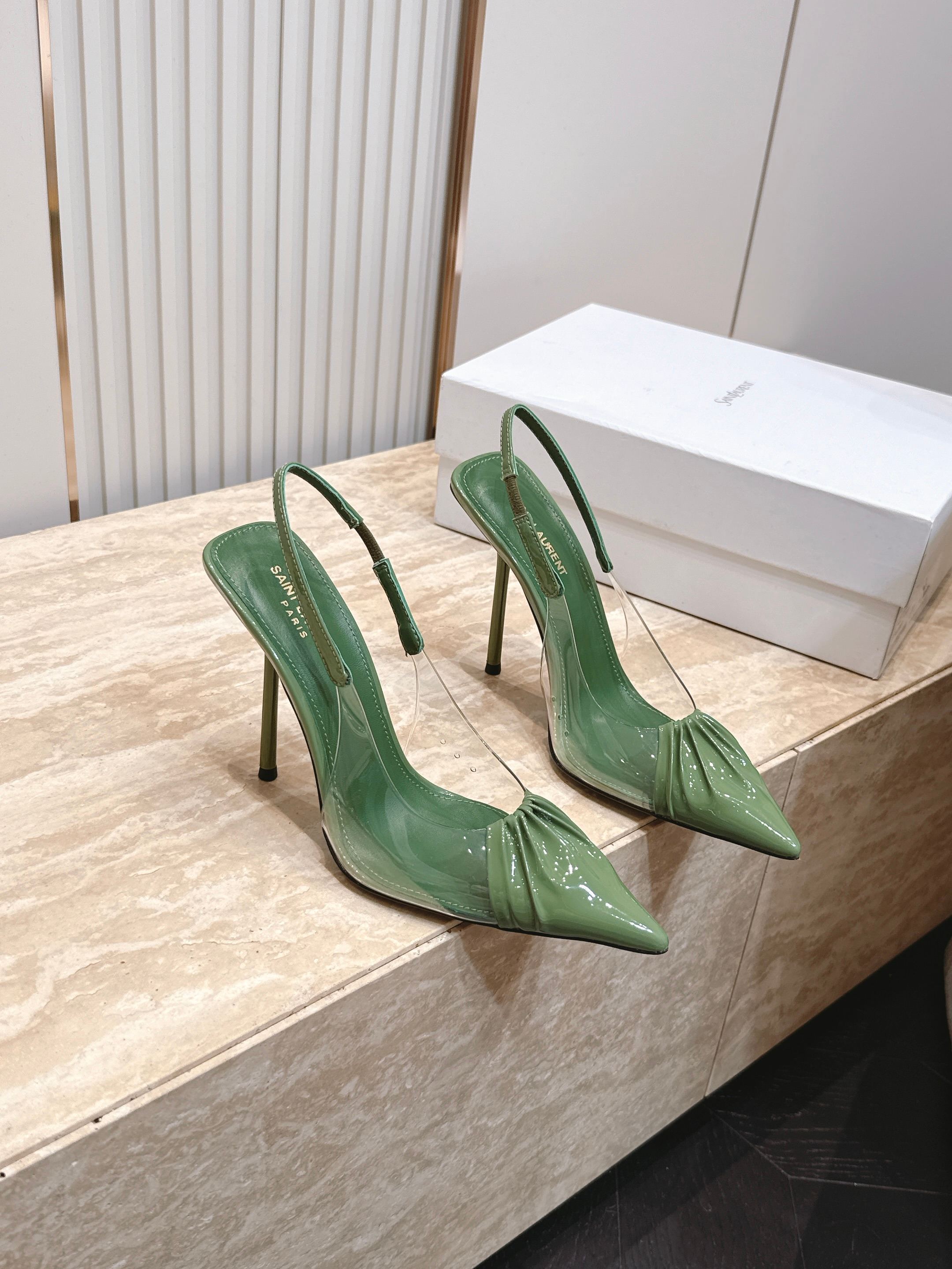 NO:905383,SAIN*T LAUREN*T YSL Saint Laurent 2026/vs early autumn new fashion sandals series!  [Pointed toe film high-heeled sandals] This pair of high-heeled sandals is definitely a dark horse player. It is very good-looking and is popular among Internet celebrity bloggers. It makes the goddesses excited, especially this square-toe series. It is simply addictive. It is super beautiful~ It is super bright in any light. It is really sparkling and attractive. The toe adopts the original one-to-one customized round toe, showing the golden code of the Yves Saint Laurent brand. Go Material: Original custom-made fabric/sheepskin/TPU film. Original custom-made sheepskin lining.  Original custom-made sheepskin for foot pads Original custom-made leather outsole Heel height 10cm Size 35-39 (34.40.41.42. Customized) Original full set of packaging Color official website updated simultaneously, high-heeled sandals, saint laurent, saint laurent, saint laurent, sandals, high heels, sheepskin, Leather soles19860909SAIN*T LAUREN*T YSL圣罗兰2026/vs早秋新品时装凉鞋系列！【尖头胶片高跟凉鞋】  这双高跟凉拖绝对是黑马选手 颜值超高 网红博主火爆追捧 特让女神们心动 特别是这种方头系列 简直是中毒的节奏 超美～ 随便一个光线都超级亮眼 真是闪闪惹人爱上鞋头采用原版一比一定制圆头,展现出圣罗兰品牌的金典  Go 材质 面料原版定制/羊皮/TPU胶片 内里原版定制羊皮 垫脚原版定制羊皮 鞋底原版定制真皮大底 跟高10cm 码数35-39（34.40.41.42.定制） 包装原版全套包装 颜色官网同步更新,高跟鞋凉鞋,saint laurent,saint laurent,saint laurent,sandals,high heels,sheepskin,Leather soles,Women's Shoes