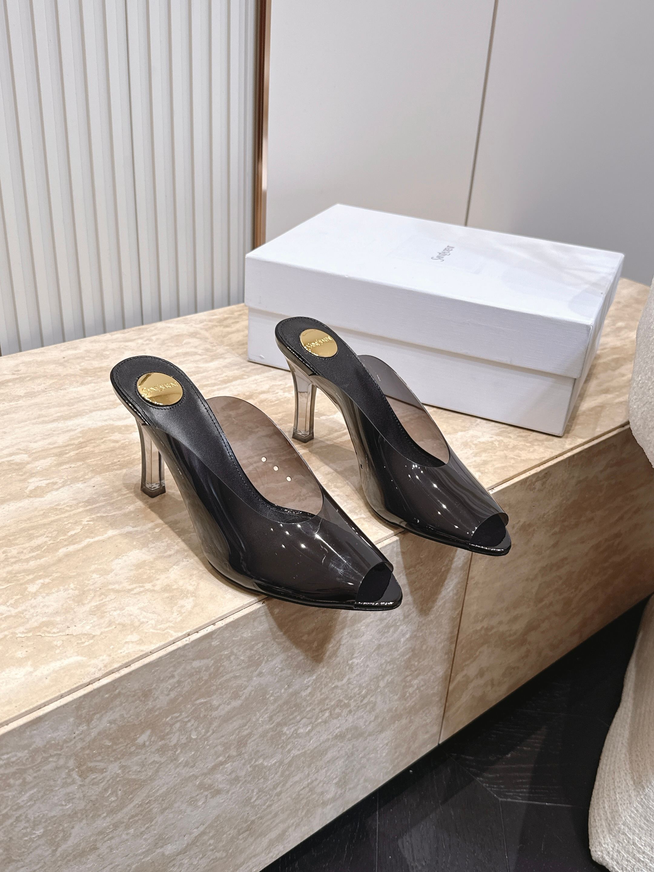 NO:905357,Film style Leather style SAIN*T LAUREN*T ysl Saint Laurent 2026/vs early autumn new fashion sandals series!  [Pointed fish mouth high-heeled sandals] This pair of high-heeled sandals is definitely a dark horse player. It is very good-looking and is popular among Internet celebrity bloggers. It makes the hearts of goddesses especially this square-toe series. It is simply intoxicating. It is super beautiful~ It is super bright in any light. It is really sparkling and attractive. I fall in love with the toe. It adopts the original one-to-one customized round toe, showing the golden code of the Yves Saint Laurent brand. Go material. Original custom-made fabric/sheepskin. Original custom-made sheepskin lining.  Original custom-made sheepskin for feet. Original custom-made leather outsole. Heel height 8cm. Size 35-39 (customized for 40). Original full set of packaging. Color official website updated simultaneously, half-drag high heels, saint laurent, saint laurent, saint laurent, sandals, high heels, sheepskin, Leather soles.19860909胶片款 皮面款 SAIN*T LAUREN*T ysl圣罗兰2026/vs早秋新品时装凉鞋系列！【尖头鱼嘴高跟凉鞋】  这双高跟凉拖绝对是黑马选手 颜值超高 网红博主火爆追捧 特让女神们心动 特别是这种方头系列 简直是中毒的节奏 超美～ 随便一个光线都超级亮眼 真是闪闪惹人爱上鞋头采用原版一比一定制圆头,展现出圣罗兰品牌的金典  Go 材质 面料原版定制/羊皮 内里原版定制羊皮 垫脚原版定制羊皮 鞋底原版定制真皮大底 跟高8cm 码数35-39（40定制） 包装原版全套包装 颜色官网同步更新,半拖高跟鞋,saint laurent,saint laurent,saint laurent,sandals,high heels,sheepskin,Leather soles,Women's Shoes
