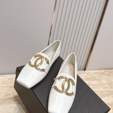 CHANEL 香奈儿 26vs早秋专柜最新时装单鞋系列……【大金属扣方头平底单鞋】香奈儿女士钟爱简约又难 CHANEL 香奈儿 26vs早秋专柜最新时装单鞋系列……【大金属扣方头平底单鞋】香奈儿女士钟爱简约又难