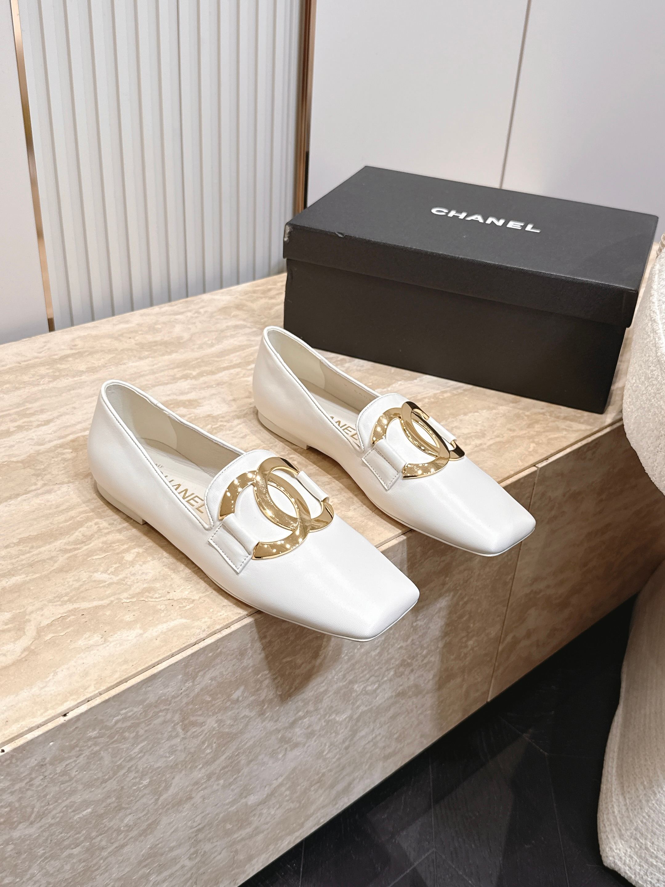 CHANEL 香奈儿 26vs早秋专柜最新时装单鞋系列……【大金属扣方头平底单鞋】香奈儿女士钟爱简约又难